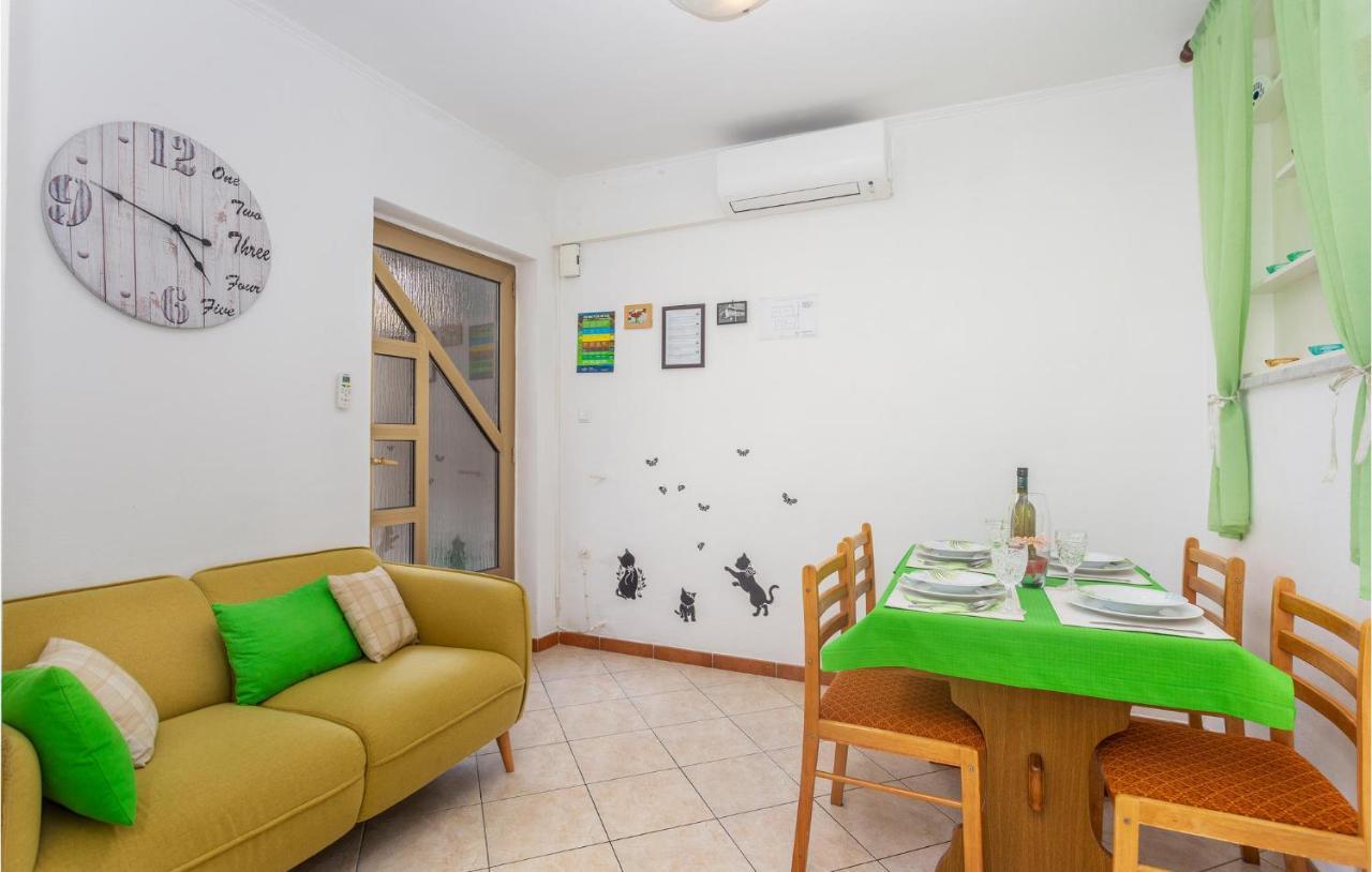2 Bedroom Cozy Apartment In Omišalj Exterior foto