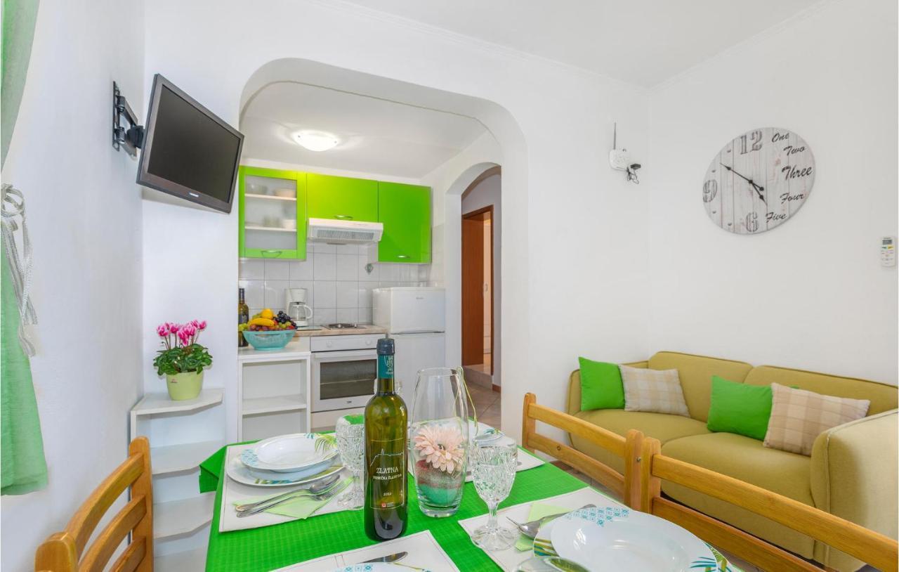 2 Bedroom Cozy Apartment In Omišalj Exterior foto