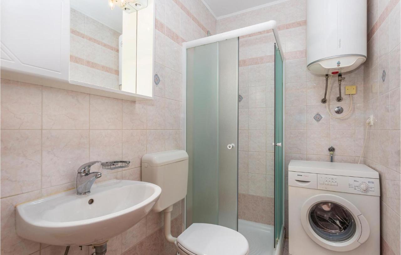 2 Bedroom Cozy Apartment In Omišalj Exterior foto