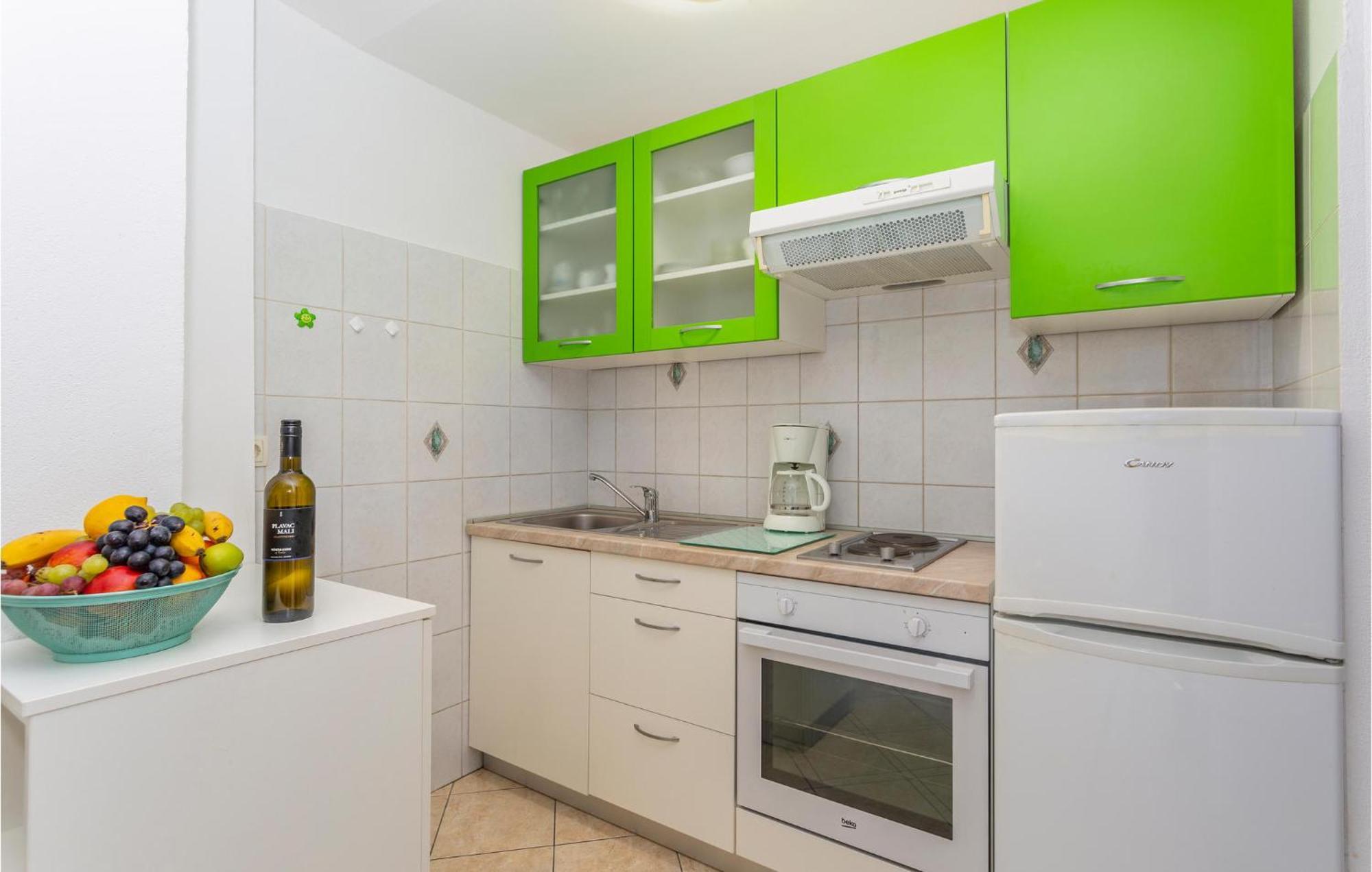 2 Bedroom Cozy Apartment In Omišalj Exterior foto