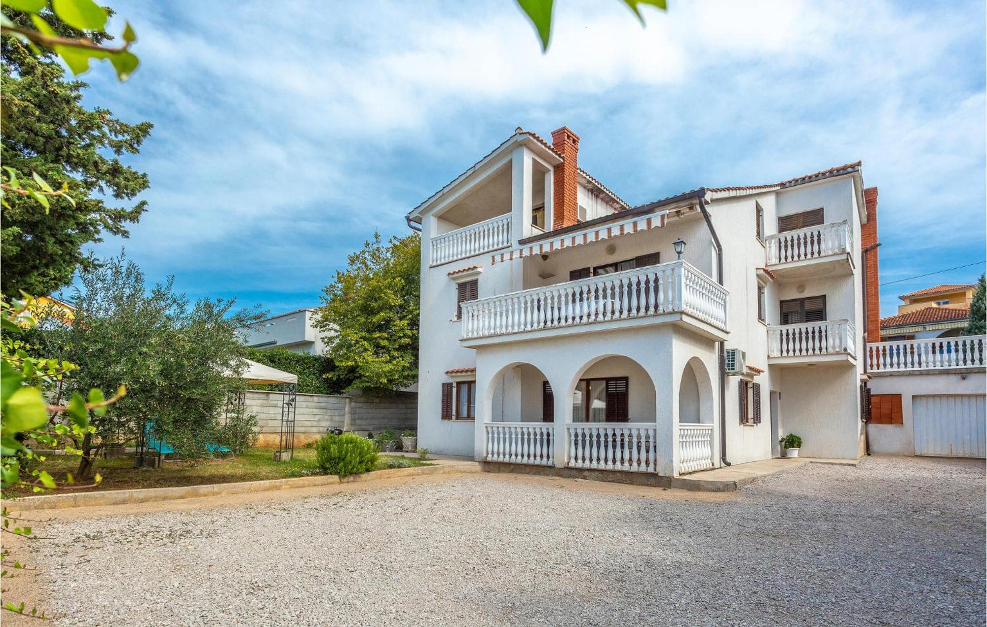 2 Bedroom Cozy Apartment In Omišalj Exterior foto